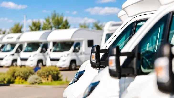Der Kauf eines Wohnmobils sollte gut geplant sein. In diesem ausführlichen Ratgeber erfahrt Ihr, welche Fragen Ihr Euch vor dem Wohnmobilkauf unbedingt stellen solltet – von Nutzung, Grundriss und Größe bis hin zu Technik, Wintertauglichkeit und Ausstattung. So vermeidet Ihr teure Fehlkäufe und findet das Wohnmobil, das wirklich zu Eurem Reisealltag passt.