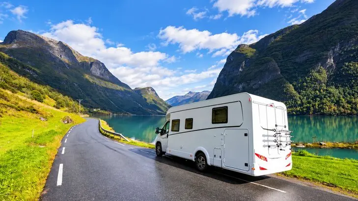 Ein Wohnmobilurlaub ist heutzutage eine der beliebtesten Urlaubsformen. Wer bereits ein eigenes Wohnmobil besitzt, hat einen klaren Vorteil. Doch was ist, wenn Sie noch keine Erfahrungen mit dieser flexiblen Art des Reisens gemacht haben? Welche Kosten kommen für die Miete oder den Kauf eines Wohnmobils auf Sie zu? Ist das Wohnmobilreisen die richtige Wahl für Ihren nächsten Urlaub?