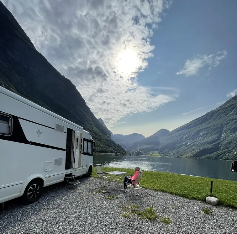 Die wichtigsten Vorschriften für Wohnmobilreisen in Europa - Mitführpflichten - Tempolimits - Maut - Warnwestenpflicht - Tipps für Camper & Wohnmobilfahrer.