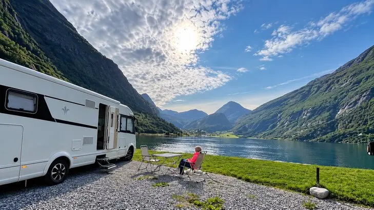 Die wichtigsten Vorschriften für Wohnmobilreisen in Europa - Mitführpflichten - Tempolimits - Maut - Warnwestenpflicht - Tipps für Camper & Wohnmobilfahrer.