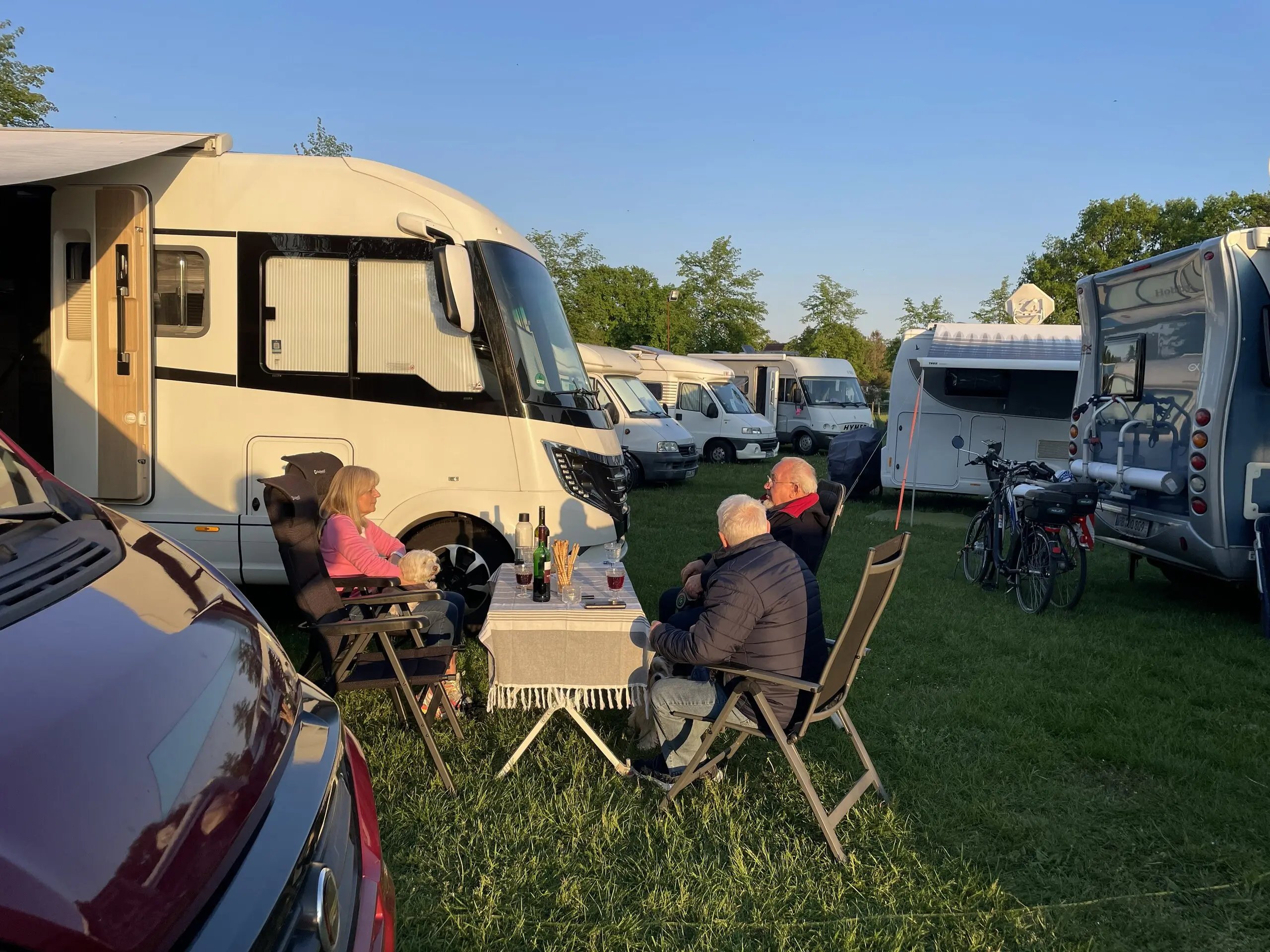 Der Camping-Knigge leicht erklärt: Erfahre alles über den freundlichen Wohnmobilisten-Gruß, respektvolles Verhalten auf dem Campingplatz, Hilfsbereitschaft unter Campern sowie wichtige Regeln zu Ruhezeiten und Entsorgung. So gelingt euch ein entspannter und harmonischer Campingurlaub.