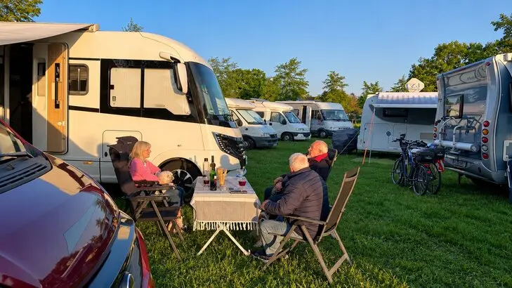 Der Camping-Knigge leicht erklärt: Erfahre alles über den freundlichen Wohnmobilisten-Gruß, respektvolles Verhalten auf dem Campingplatz, Hilfsbereitschaft unter Campern sowie wichtige Regeln zu Ruhezeiten und Entsorgung. So gelingt euch ein entspannter und harmonischer Campingurlaub.