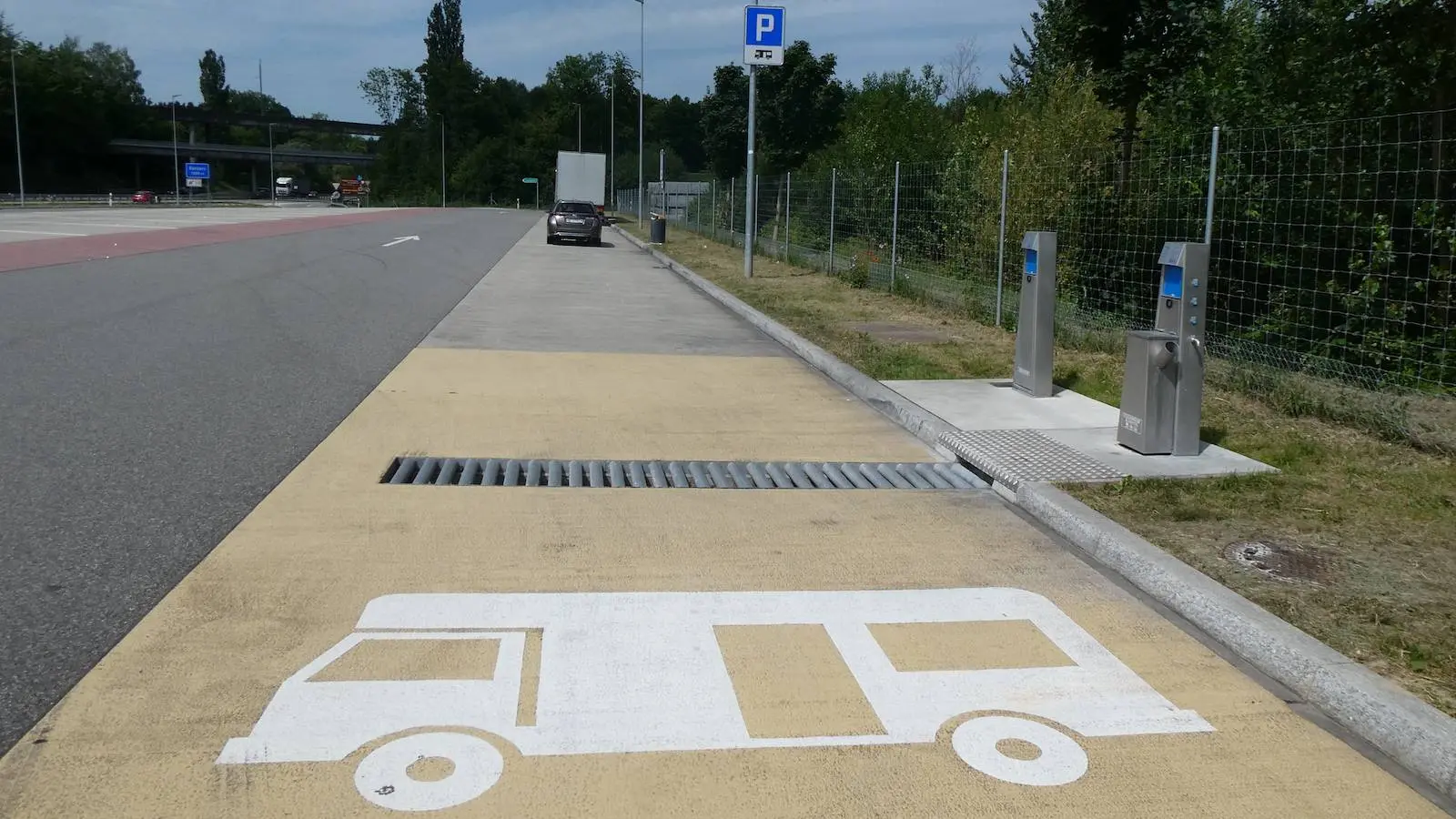 Alles zur Ver- und Entsorgung im Wohnmobil: Frischwasser auffüllen, Grauwasser entsorgen, Toilette leeren und Stromversorgung unterwegs optimal nutzen.