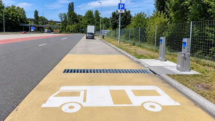 Alles zur Ver- und Entsorgung im Wohnmobil: Frischwasser auffüllen, Grauwasser entsorgen, Toilette leeren und Stromversorgung unterwegs optimal nutzen.
