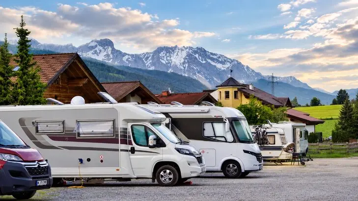 Entdecke die wichtigsten Wohnmobil-Typen im großen Vergleich: Vom familienfreundlichen Alkoven über den beliebten Teilintegrierten bis hin zum kompakten Kastenwagen oder luxuriösen Liner. In diesem ausführlichen Ratgeber erfährst du die Vor- und Nachteile der verschiedenen Reisemobile und findest heraus, welcher Wohnmobil-Typ am besten zu deinem Reisestil, deinem Komfortanspruch und deinen Reiseplänen passt. Ideal für Einsteiger, Familien, Paare und alle Campingfans.