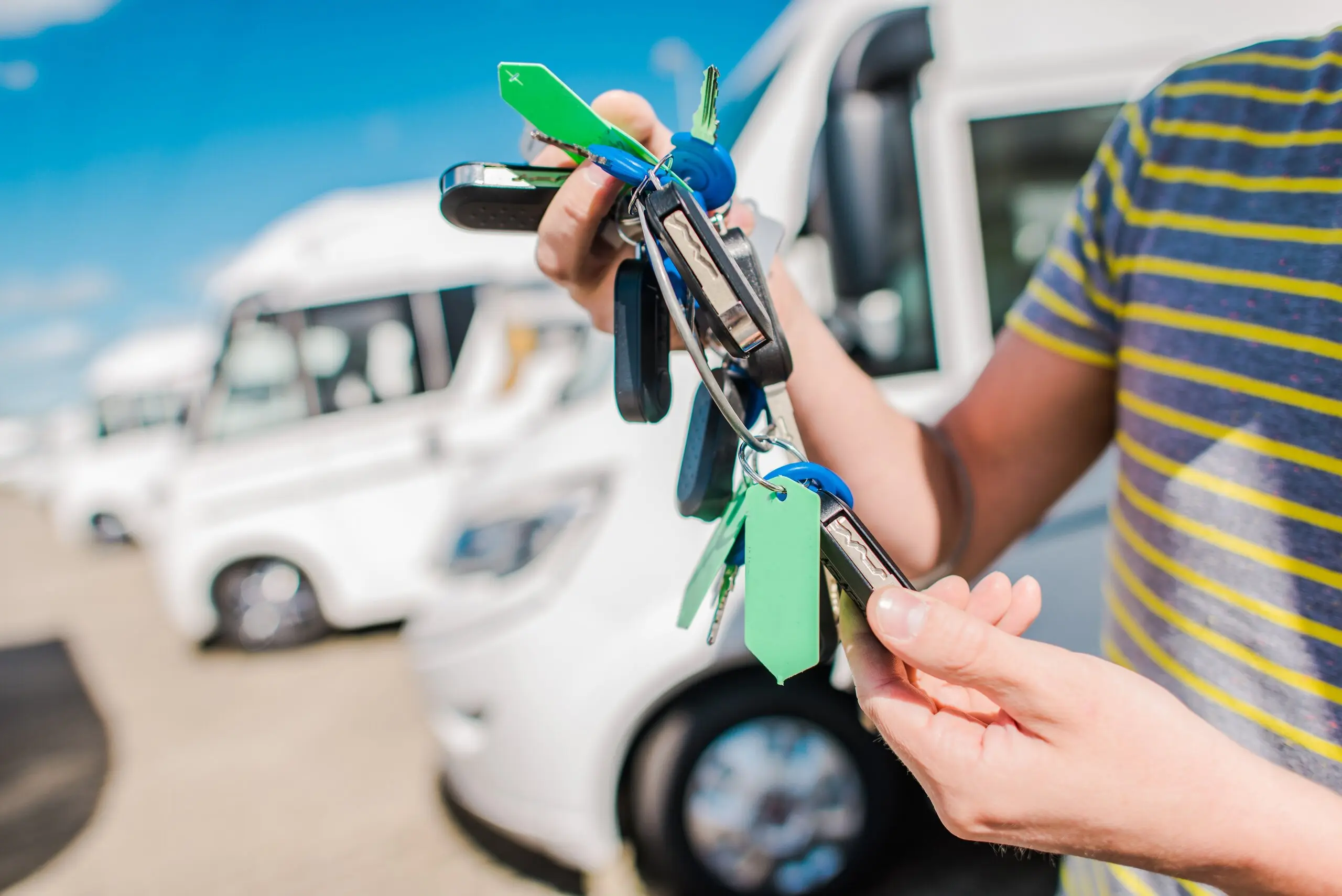 Ein gebrauchtes Wohnmobil kaufen und dabei teure Fehler vermeiden: In diesem ausführlichen Ratgeber erfährst Du, worauf Du beim Gebrauchtkauf achten solltest – von Feuchtigkeitsschäden über Händler- und Privatkauf bis hin zur Technikprüfung und den wichtigsten Unterlagen. Ideal für Einsteiger, die sicher und entspannt in die Welt des Campings starten möchten.