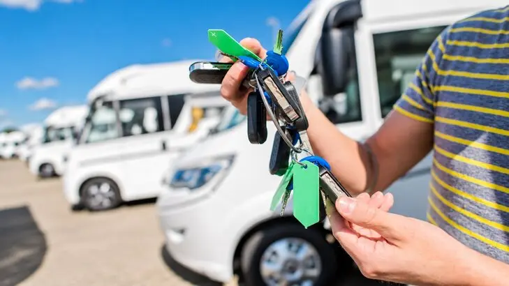 Ein gebrauchtes Wohnmobil kaufen und dabei teure Fehler vermeiden: In diesem ausführlichen Ratgeber erfährst Du, worauf Du beim Gebrauchtkauf achten solltest – von Feuchtigkeitsschäden über Händler- und Privatkauf bis hin zur Technikprüfung und den wichtigsten Unterlagen. Ideal für Einsteiger, die sicher und entspannt in die Welt des Campings starten möchten.