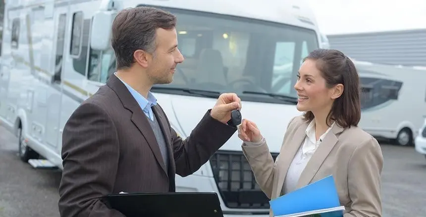 Der Kauf eines Wohnmobils will gut geplant sein. In diesem ausführlichen Ratgeber erfahrt Ihr, welche Kosten wirklich entstehen, worauf Ihr beim Kauf achten solltet und welche typischen Fehler Anfänger vermeiden können. Außerdem erhaltet Ihr praktische Tipps zu Versicherung, Stellplatz, Ausstattung, Neu- oder Gebrauchtkauf sowie zur Frage, ob Kaufen oder Mieten sinnvoller ist. So findet Ihr das passende Wohnmobil für Eure persönlichen Reiseziele und Euer Budget.