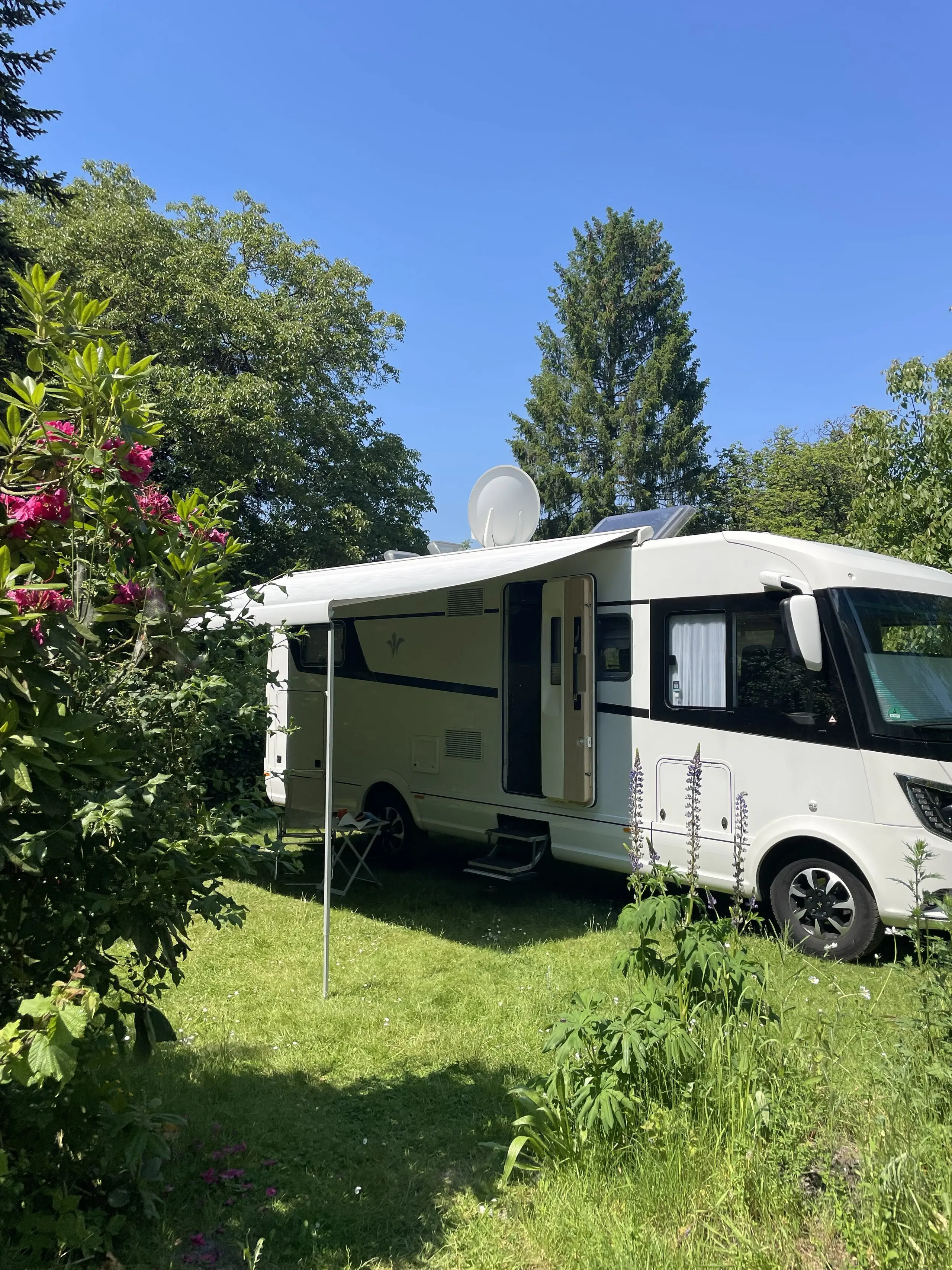 Wohnmobil oder Reisemobil? In diesem Beitrag erfährst Du, warum beide Begriffe genutzt werden, welche Unterschiede es gibt und wie das mobile Zuhause weltweit genannt wird.