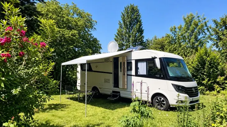 Wohnmobil oder Reisemobil? In diesem Beitrag erfährst Du, warum beide Begriffe genutzt werden, welche Unterschiede es gibt und wie das mobile Zuhause weltweit genannt wird.