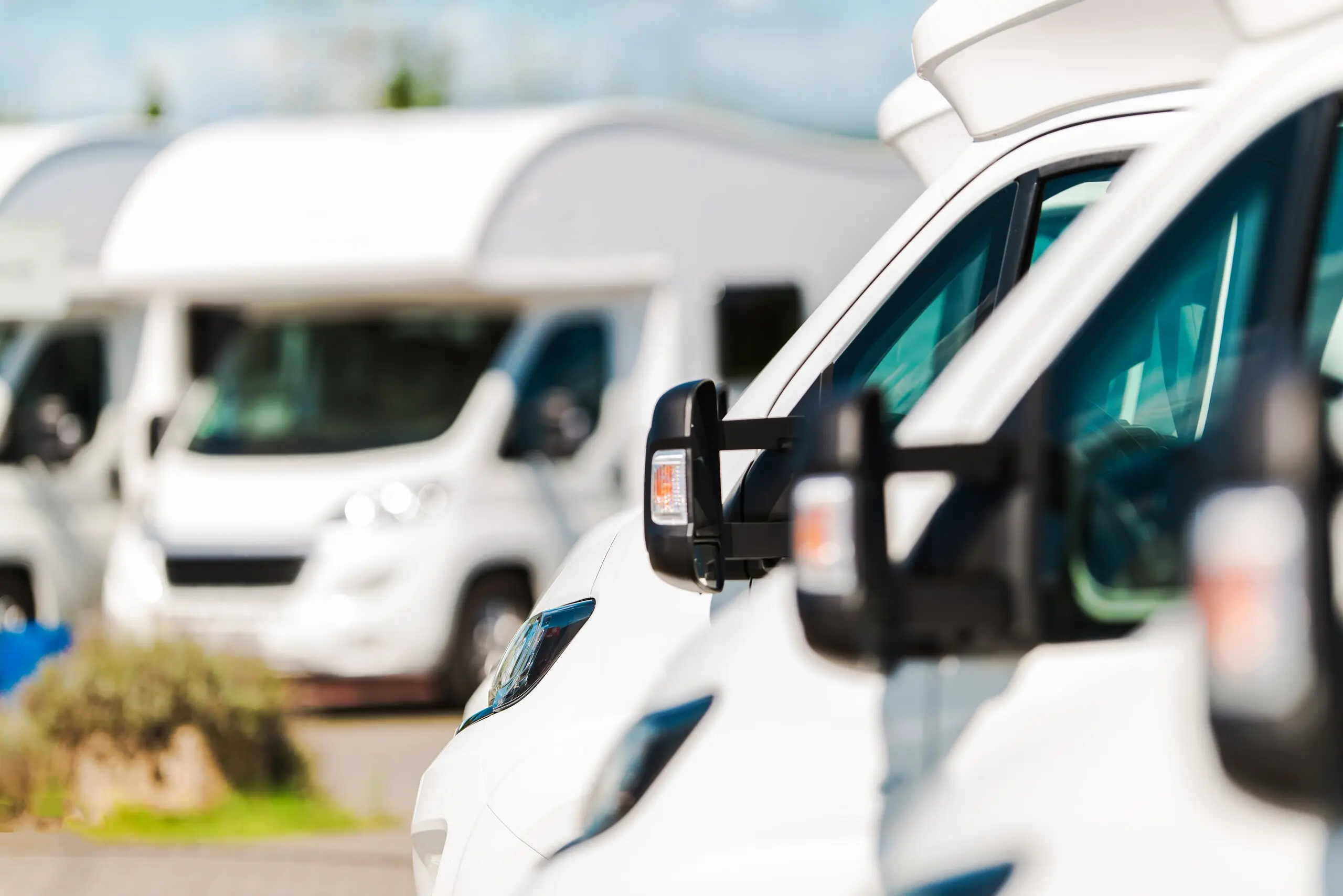 Der Kauf eines Wohnmobils sollte gut geplant sein. In diesem ausführlichen Ratgeber erfahrt Ihr, welche Fragen Ihr Euch vor dem Wohnmobilkauf unbedingt stellen solltet – von Nutzung, Grundriss und Größe bis hin zu Technik, Wintertauglichkeit und Ausstattung. So vermeidet Ihr teure Fehlkäufe und findet das Wohnmobil, das wirklich zu Eurem Reisealltag passt.