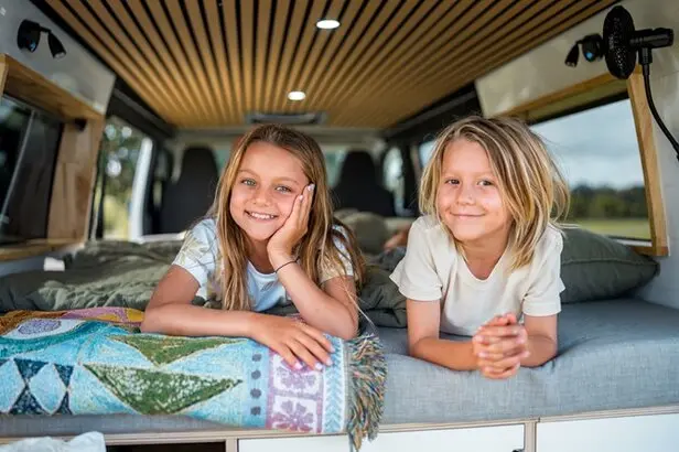 Wohnmobilurlaub mit Kindern perfekt planen ✓ Tipps zu Sicherheit, Fahrzeiten, Campingplätzen &amp; Beschäftigung ✓ Familienurlaub im Reisemobil entspannt genießen.