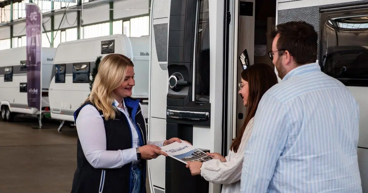 Wohnwagen oder Wohnmobil – was passt besser zu Eurem Reisestil? In diesem Ratgeber erfahrt Ihr die wichtigsten Unterschiede, Vorteile und Nachteile beider Campingfahrzeuge. Ob flexible Rundreise mit dem Wohnmobil oder entspannter Standurlaub mit dem Wohnwagen: Hier findet Ihr praktische Entscheidungshilfen zu Komfort, Kosten, Mobilität, Führerschein und Autarkie.