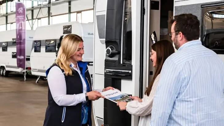 Wohnwagen oder Wohnmobil – was passt besser zu Eurem Reisestil? In diesem Ratgeber erfahrt Ihr die wichtigsten Unterschiede, Vorteile und Nachteile beider Campingfahrzeuge. Ob flexible Rundreise mit dem Wohnmobil oder entspannter Standurlaub mit dem Wohnwagen: Hier findet Ihr praktische Entscheidungshilfen zu Komfort, Kosten, Mobilität, Führerschein und Autarkie.