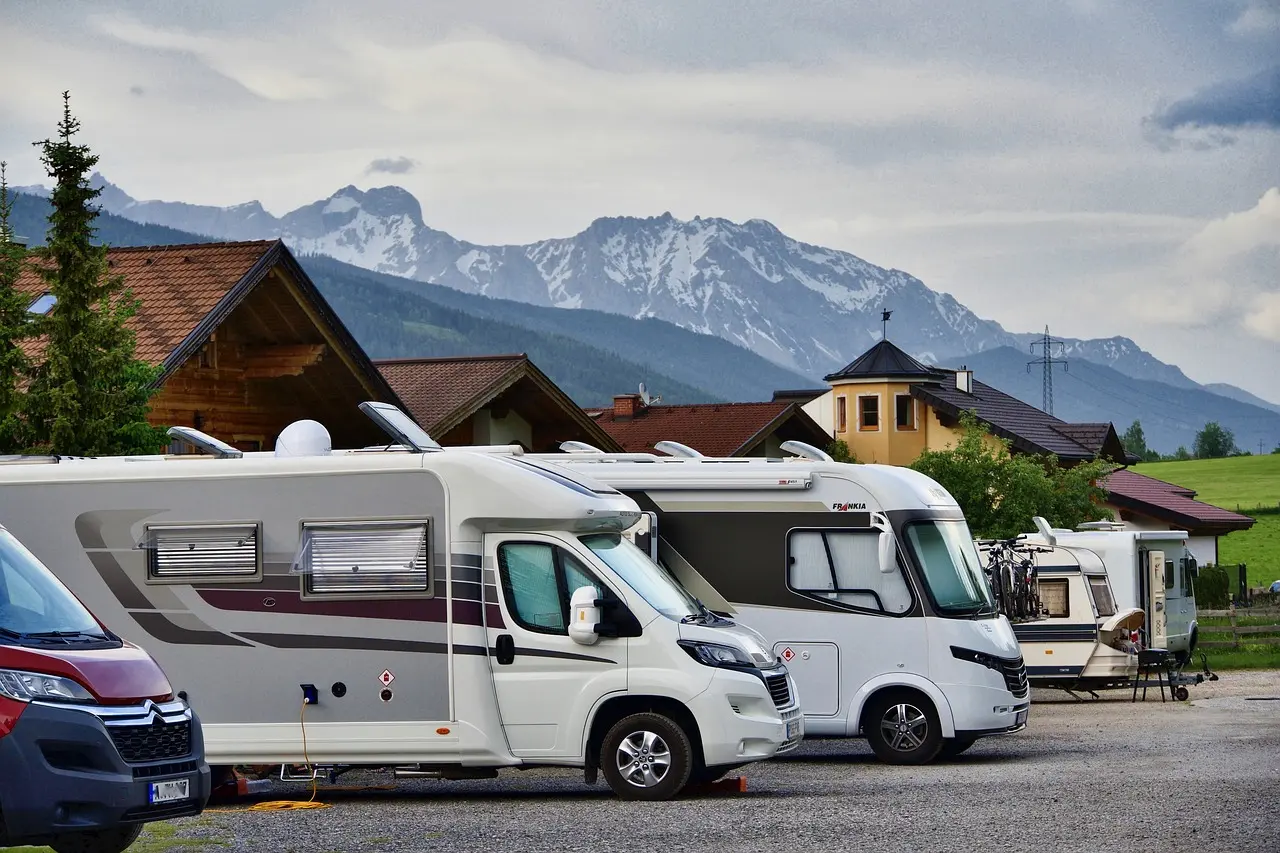 Entdecke die wichtigsten Wohnmobil-Typen im großen Vergleich: Vom familienfreundlichen Alkoven über den beliebten Teilintegrierten bis hin zum kompakten Kastenwagen oder luxuriösen Liner. In diesem ausführlichen Ratgeber erfährst du die Vor- und Nachteile der verschiedenen Reisemobile und findest heraus, welcher Wohnmobil-Typ am besten zu deinem Reisestil, deinem Komfortanspruch und deinen Reiseplänen passt. Ideal für Einsteiger, Familien, Paare und alle Campingfans.