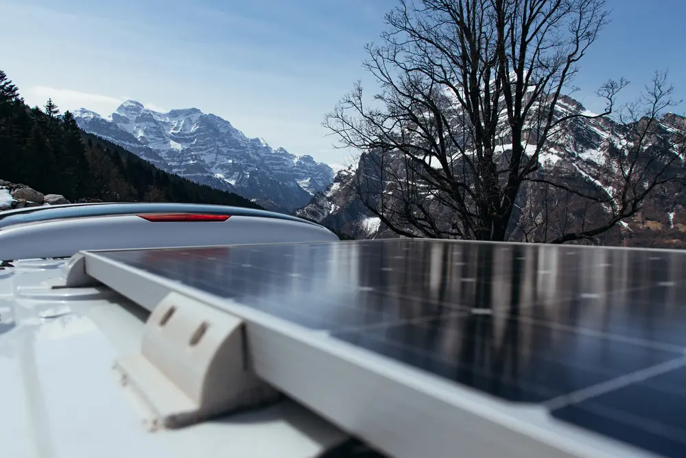 Die Stromversorgung im Wohnmobil gehört zu den wichtigsten Grundlagen beim Camping. Ob Licht, Kühlschrank, Kaffeemaschine oder Smartphone – ohne Strom funktioniert im Camper fast nichts. Gerade Wohnmobil-Einsteiger fragen sich deshalb oft, wie 12V und 230V im Wohnmobil funktionieren, was Landstrom bedeutet oder wie Bordbatterien richtig geladen werden.