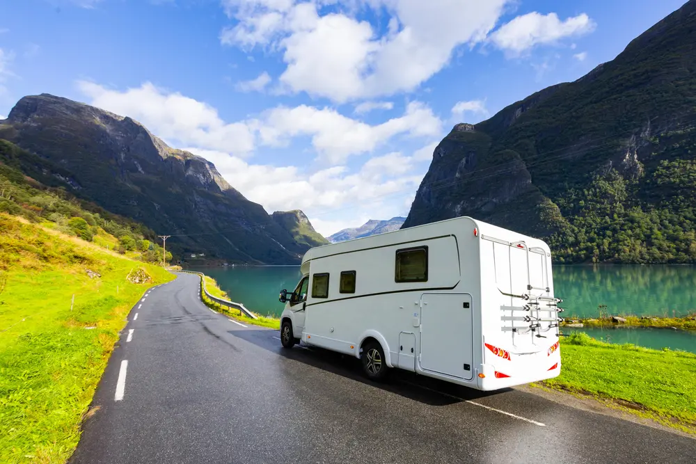 Ein Wohnmobilurlaub ist heutzutage eine der beliebtesten Urlaubsformen. Wer bereits ein eigenes Wohnmobil besitzt, hat einen klaren Vorteil. Doch was ist, wenn Sie noch keine Erfahrungen mit dieser flexiblen Art des Reisens gemacht haben? Welche Kosten kommen für die Miete oder den Kauf eines Wohnmobils auf Sie zu? Ist das Wohnmobilreisen die richtige Wahl für Ihren nächsten Urlaub?