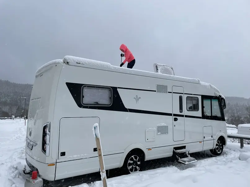Jahreszeiten und ihre Auswirkungen auf das Reisen mit dem Wohnmobil: Entdecken Sie essentielle Tipps zur Wintertauglichkeit, zur Nutzung einer effektiven Klimaanlage, zur optimalen Isolierung und zur cleveren Reiseplanung. So genießen Sie einen entspannten Campingurlaub bei jedem Wetter, egal ob im Winter oder Sommer.