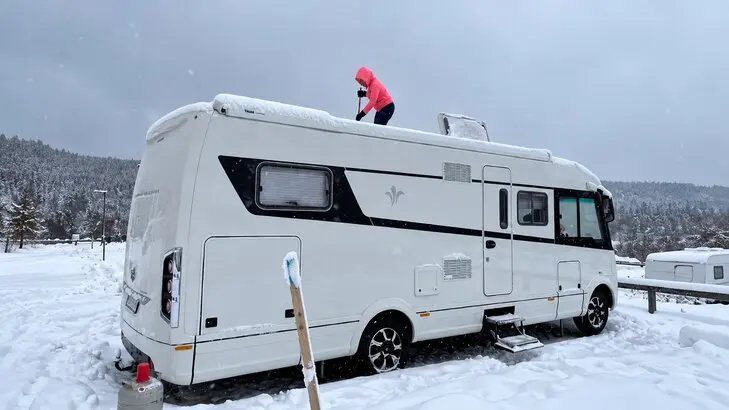 Jahreszeiten und ihre Auswirkungen auf das Reisen mit dem Wohnmobil: Entdecken Sie essentielle Tipps zur Wintertauglichkeit, zur Nutzung einer effektiven Klimaanlage, zur optimalen Isolierung und zur cleveren Reiseplanung. So genießen Sie einen entspannten Campingurlaub bei jedem Wetter, egal ob im Winter oder Sommer.