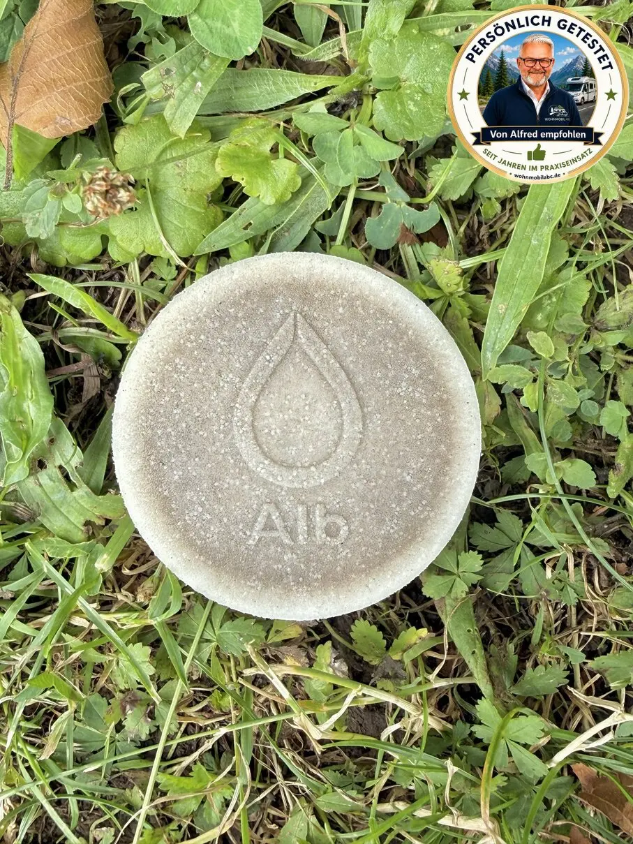 Dieses Wechselpad hat lediglich etwa 100 Liter Wasser gefiltert. Obwohl das Wasser beim Befüllen vollkommen klar aussah, hat der Vorfilter bereits eine erstaunliche Menge an Schmutz zurückgehalten. Für mich ist das jedes Mal aufs Neue beeindruckend.