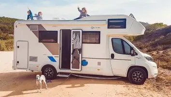 Das Alkoven-Wohnmobil erkennt man sofort an der markanten Schlafkabine über dem Fahrerhaus. Genau dieser Aufbau sorgt für besonders viele Schlafplätze und macht den Alkoven zum beliebtesten Familien-Wohnmobil.