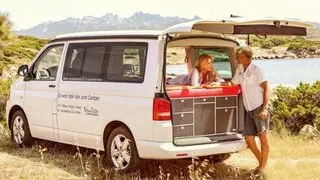Camping-Busse stehen für Freiheit, Flexibilität und minimalistisches Reisen. Besonders bekannt ist der legendäre VW Bulli.