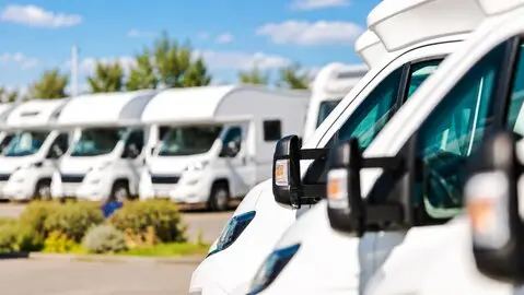 Der Kauf eines Wohnmobils sollte gut geplant sein. In diesem ausführlichen Ratgeber erfahrt Ihr, welche Fragen Ihr Euch vor dem Wohnmobilkauf unbedingt stellen solltet – von Nutzung, Grundriss und Größe bis hin zu Technik, Wintertauglichkeit und Ausstattung. So vermeidet Ihr teure Fehlkäufe und findet das Wohnmobil, das wirklich zu Eurem Reisealltag passt.