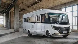 Das integrierte Wohnmobil gilt als Premiumklasse unter den Reisemobilen. Hier wird der gesamte Aufbau inklusive Fahrerhaus vom Wohnmobilhersteller gefertigt. Dadurch entsteht ein besonders großzügiges Raumgefühl.