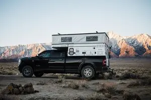 Pick-Up-Camper kombinieren eine Wohnkabine mit einem geländegängigen Fahrzeug und bieten maximale Flexibilität.