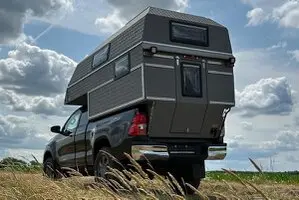 Pix-Up-Camper 3 Pick-Up-Camper kombinieren eine Wohnkabine mit einem geländegängigen Fahrzeug und bieten maximale Flexibilität.