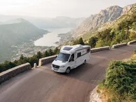 Teilintegrierte Wohnmobile zählen heute zu den meistverkauften Reisemobilen überhaupt. Sie kombinieren Komfort, modernes Design und gute Fahreigenschaften.