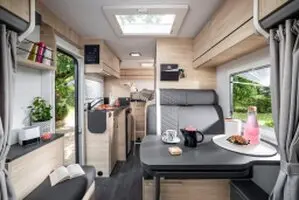 Teilintegriertes Wohnmobil 3 Teilintegrierte Wohnmobile zählen heute zu den meistverkauften Reisemobilen überhaupt. Sie kombinieren Komfort, modernes Design und gute Fahreigenschaften.