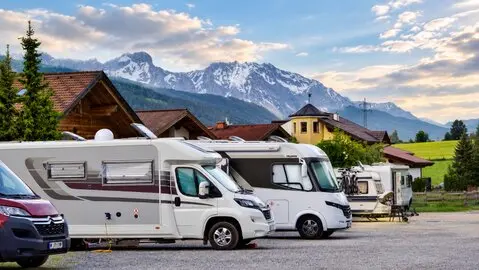 Entdecke die wichtigsten Wohnmobil-Typen im großen Vergleich: Vom familienfreundlichen Alkoven über den beliebten Teilintegrierten bis hin zum kompakten Kastenwagen oder luxuriösen Liner. In diesem ausführlichen Ratgeber erfährst du die Vor- und Nachteile der verschiedenen Reisemobile und findest heraus, welcher Wohnmobil-Typ am besten zu deinem Reisestil, deinem Komfortanspruch und deinen Reiseplänen passt. Ideal für Einsteiger, Familien, Paare und alle Campingfans.