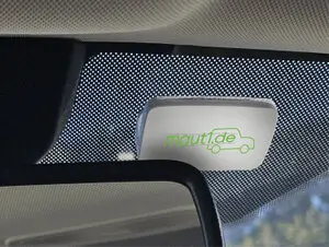 Die Mautbox wird im Wohnmobil entsprechend der Montageanleitung an der Windschutzscheibe angebracht und kommuniziert auf mautpflichtigen Strecken elektronisch mit dem jeweiligen Mautsystem.