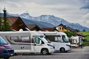 Das Alkoven-Wohnmobil erkennt man sofort an der markanten Schlafkabine über dem Fahrerhaus. Genau dieser Aufbau sorgt für besonders viele Schlafplätze und macht den Alkoven zum beliebtesten Familien-Wohnmobil.