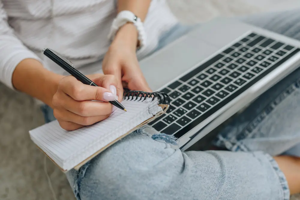 Schritt-für-Schritt-Online-Kurse, E-Books und Checklisten-Pakete, mit denen du dich in deinem eigenen Tempo auf deine Reise vorbereiten kannst.