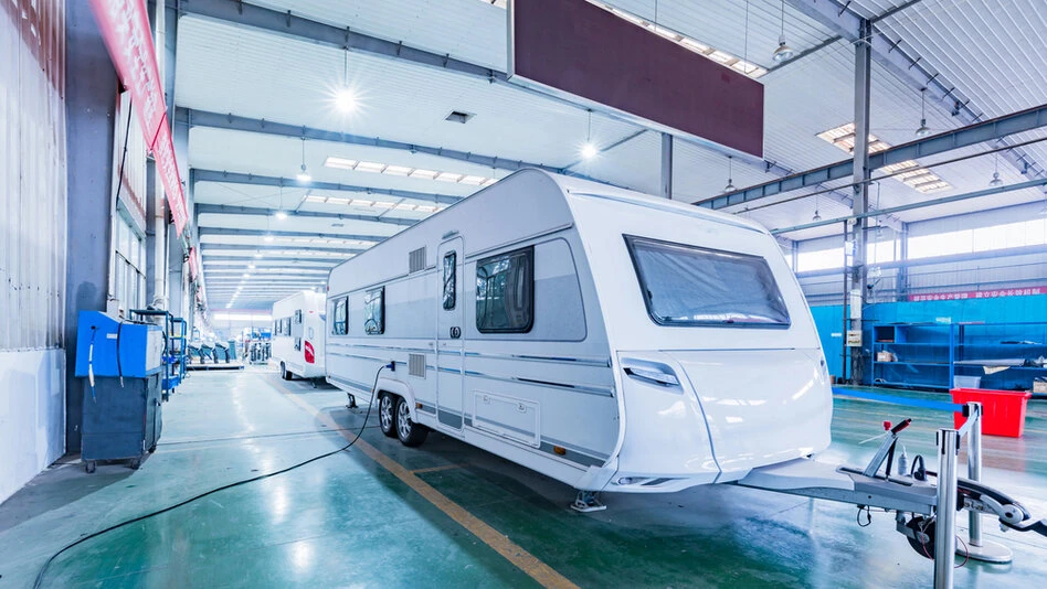 Innenansicht eines Wohnmobils mit Technik und Ausstattung